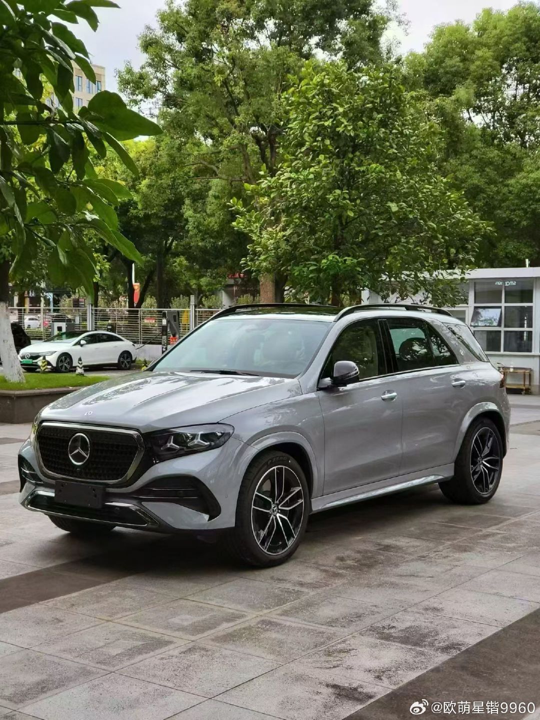 GLE450L限量版
全国140台
专属油漆，专属配置，专属标志
致敬每一段不凡征途
星辉不褪色，稀有为时光而来 ​