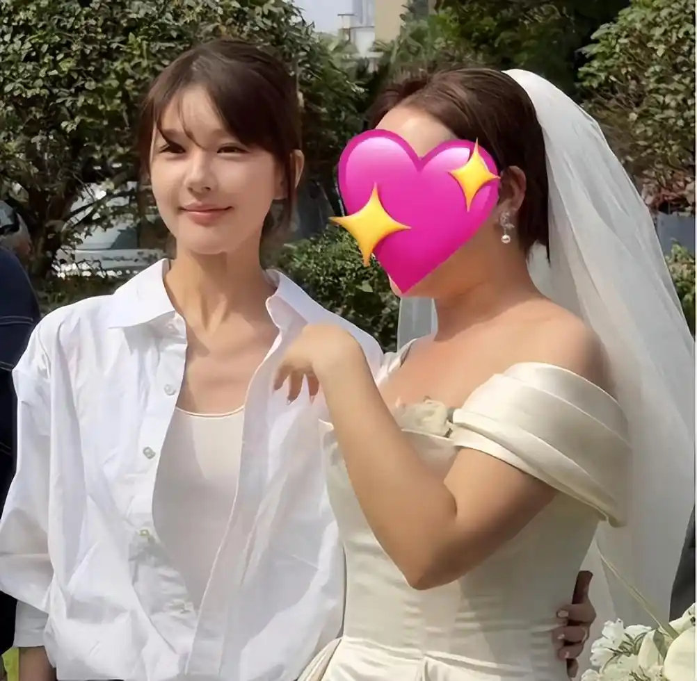 赵露思国庆假期参加亲友婚礼被偶遇，现场哽咽为新人送祝福，把手举得高高抢捧花 ​