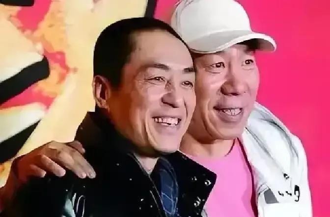 1997年，张艺谋父亲临终前留下一句话，说张伟平不善，你们一旦分手，你肯定遭到报复，你根本不是他的对手。张艺谋当时没往心里去。16年后，他超生的家庭住址、孩子户口信息被精确披露，连身份证细节都被摆到台面上。
1996年，张艺谋拍《有话好好说》资金出问题，张伟平抽出2600多万投进去。这是两个人合作的