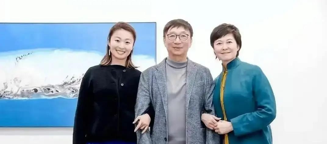 谁能想到，在哈尔滨突发脑出血苦熬了近三个月后，71岁的央视名嘴敬一丹还是走了

白岩松那句“再也不会有这么好的搭档了”让人心里发酸

但真正让人红了眼眶的，是她那个从小就不走寻常路的女儿王尔晴，在讣告里写下的那句“告别母亲、知己、朋友”

短短一句话背后，藏着一个名校高材生放弃金饭碗跑去冰天雪地当向