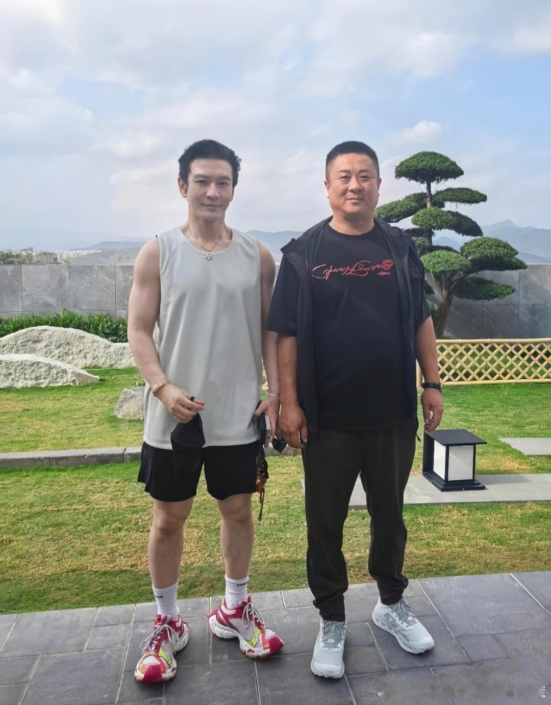 50岁黄晓明在海南三亚度假酒店跑步被偶遇，他穿着无袖上衣，身材看起来很壮硕。他的身形比例很一般，即使穿了一双很夸张的增高鞋，看起来个子也很矮。 ​