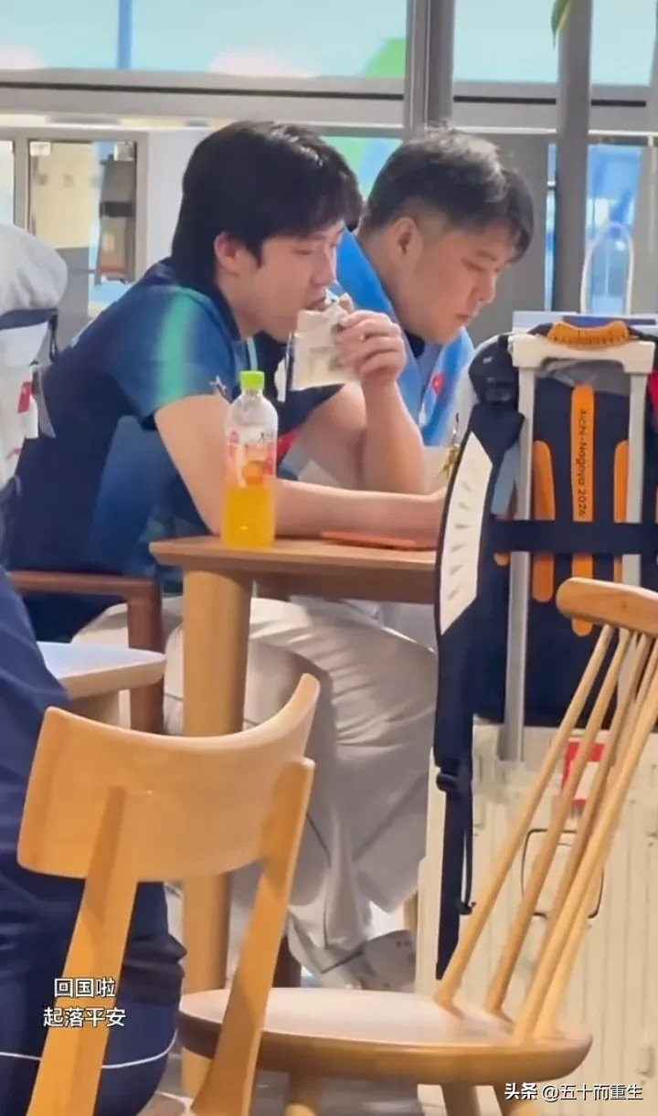 中国乒乓球队回京了，真的是太赶了！国际乒联中国大满贯冠军赛十月一日国庆节在北京开打，回京休息最多两三天，所有参加亚运会乒乓球比赛的国手们又要在赛场上拼杀了！

有人拍到王楚钦在机场吃东西的情景，看样子不是很开心。他是真累了！不光是身体有伤身体累，心也累。很少听到他对外抱怨，这次亚运会后公开表示现在打