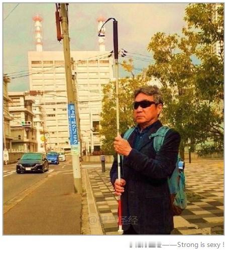 刚看到的一个小知识：当盲人把手杖举过头顶时，表示他正遇上困难在寻求帮助。如果在街上看到盲人打出这个信号请帮助他们吧。[心] ​​​