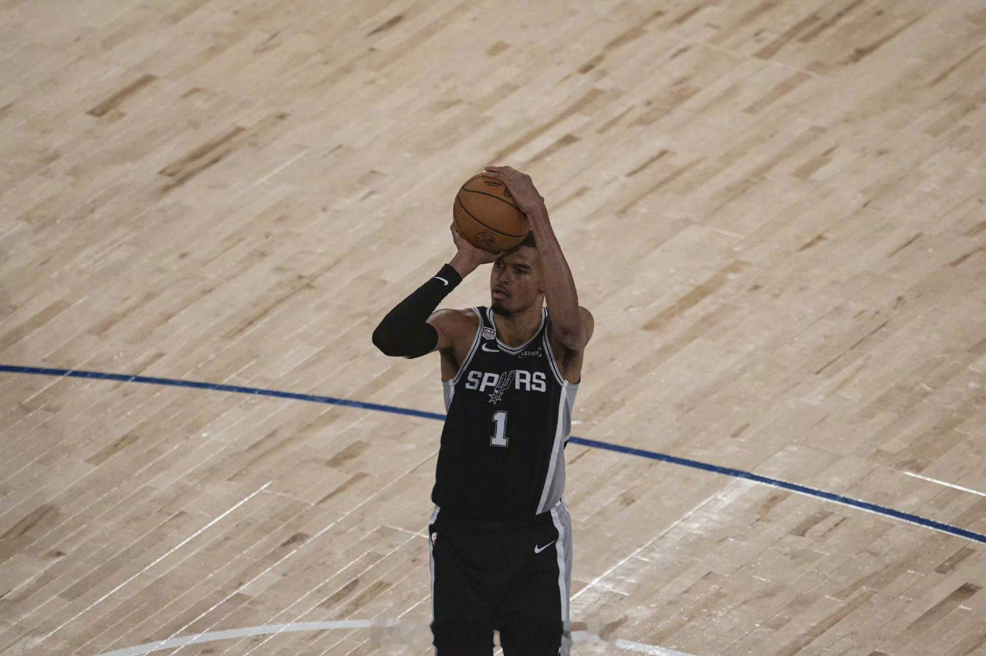 比LBJ年轻一天】 NBA总决赛G4，马刺对阵尼克斯，文班亚马已经得到...
