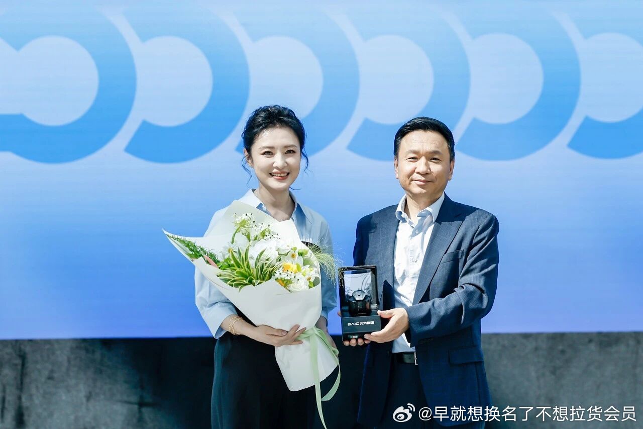 40000000达成！

￼8月10日，北汽集团第4000万辆新车交付仪式举行
标志着北汽集团开启下一个千万量级的新征程
会场外，北汽整车全品牌矩阵列阵，尽展科技北汽最新成果
会场内，随处可见的“4000万”元素，与会嘉宾共见荣耀时刻
北汽集团党委书记、董事长、首席产品官张建勇
向第4000万辆车主、极狐品牌 ​
