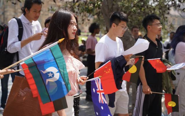 身披旭日旗中国留学生或被开除遣返

莫斯科大学历史系课堂上，一个中国留学生把旭日旗披在了肩上，桌角还摆着一顶旧日军军帽。这件事传回国内的时候，很多人第一反应是愤怒，第二反应是荒诞——一个学历史的人，一个从南京走出来的年轻人，怎么会做出这样的事。

说实话，刚看到这条新闻时，我也愣了很久。不是不理解“