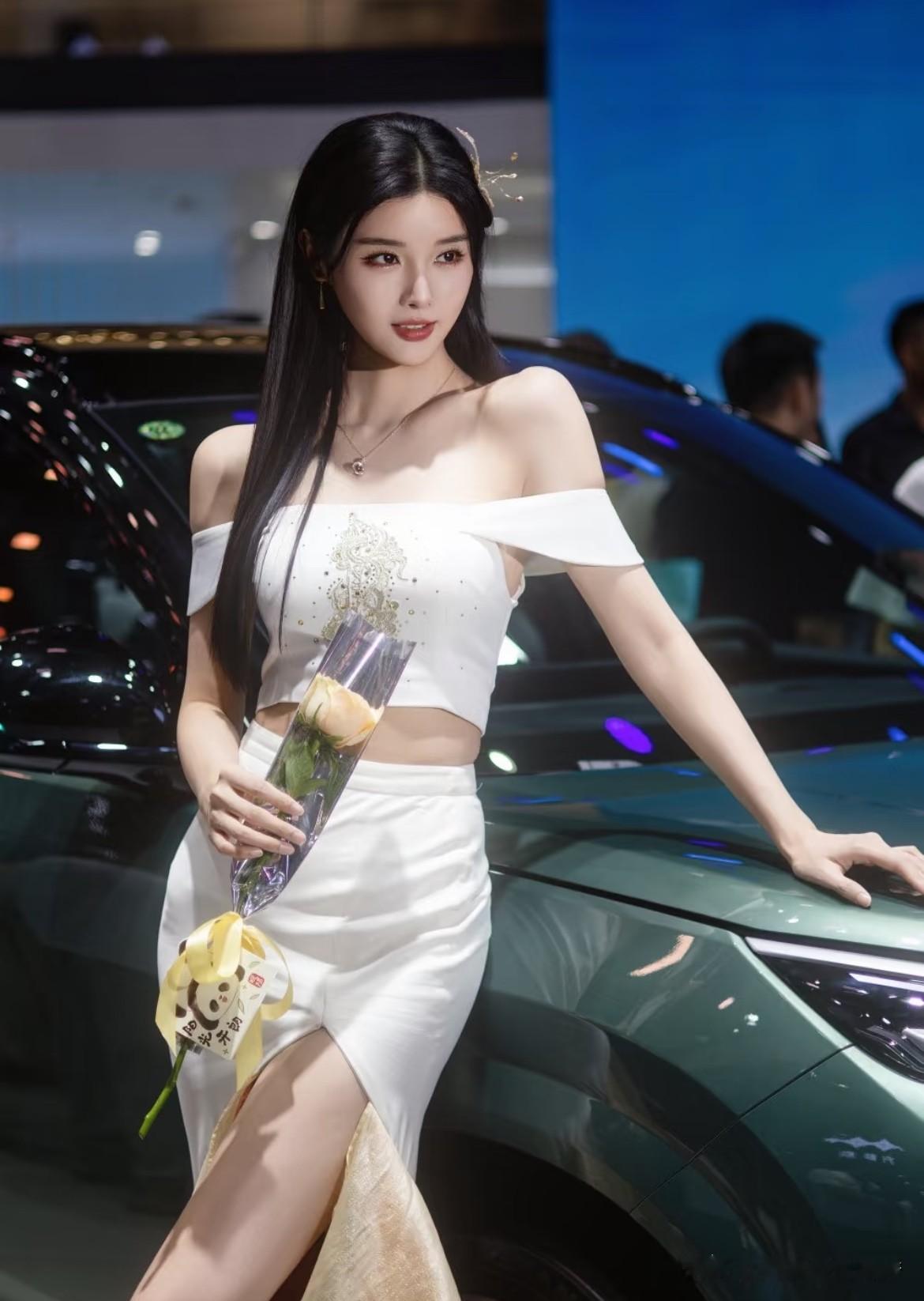 在2026成都国际车展上，发现一个美女车模唐蕊，人美个子高形象气质好，性格也豪爽。

唐蕊出现在成都车展比亚迪展台，摄影爱好者疯狂拍照。听说唐蕊身高180，是个重庆美女，圈内外号“180唐蕊”，身高180，气场超过一米八，以前看车展没注意到这位美女车模，这次偶然看到，真是眼前一亮，这s形身材，这曲线