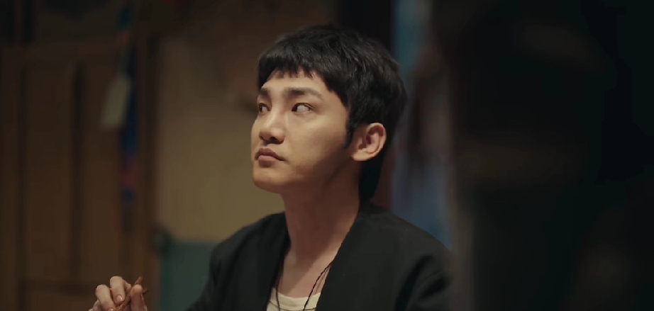 蒋龙这回玩得有点大。
《喜剧之王》开播后，大家都在讨论杨超越演得像不像张柏芝，而我一直盯着导演名单看，第一个名字，蒋龙。

就是《一年一度喜剧大赛》里那个蒋龙。三年前他还在舞台上演被剧组赶走的小演员，现在他坐在监视器后面，导一部24集的剧，自己还是男主角。

这剧什么配置？周星驰1999年的经典IP
