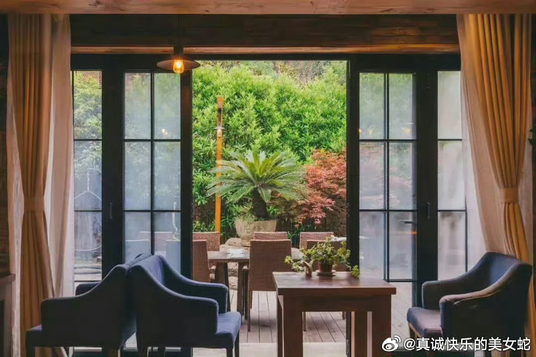 环境干净，吸财纳福
古人说：“黎明即起，洒扫庭除。”
自古以来，人们就喜欢干净整洁的环境，所以每天清晨第一件事情，便是清扫自己的庭院住所。
现代科学家，通过研究也发现，一个人生活的幸福感，和居家环境有着很大的关系。
干净整洁的房间，更容易让人产生快乐满足的感觉；而那些凌乱不堪的房间， ​