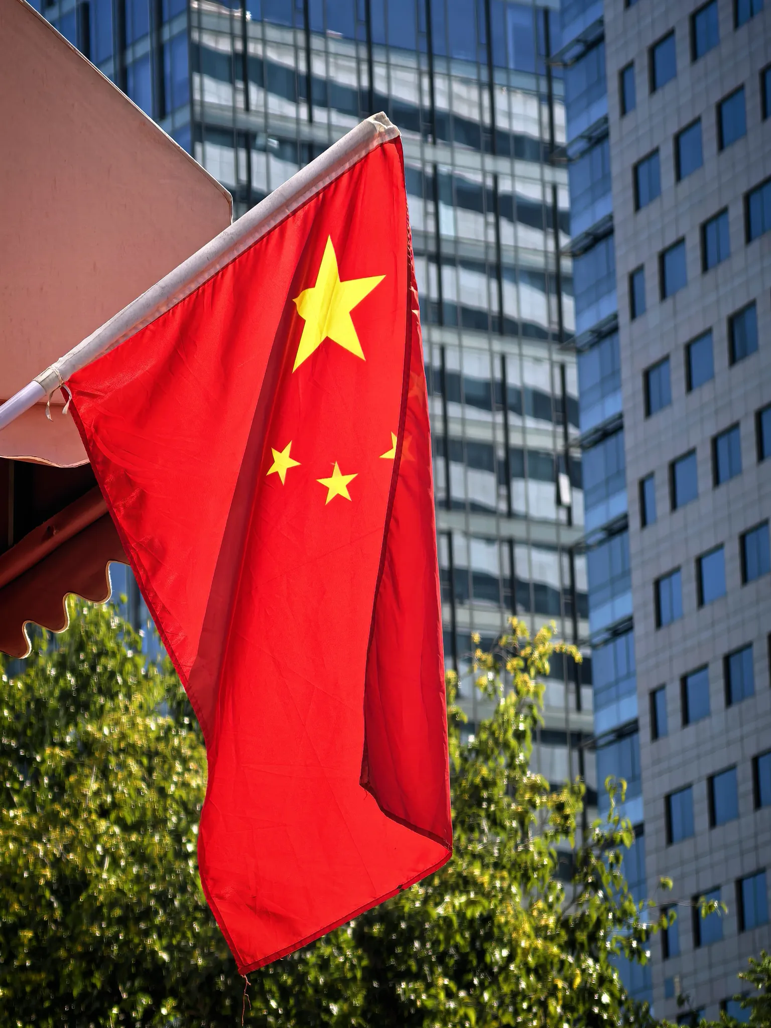 这个早晨，路边飘动的中国红。 ​​​