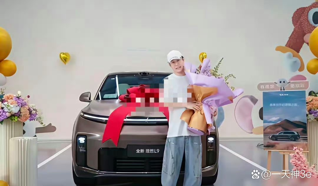 身价过亿的小沈阳现身门店喜提理想L9，现场是热闹的交车仪式。他头戴白色棒球帽，一身简约白T恤搭配休闲牛仔裤，手里捧着一大束鲜花，笑容十分灿烂。

不得不说他状态看着清爽随和，没有半点架子。说实话有钱人不一定非要选豪车，务实选家用SUV，这份低调的消费观，看着还挺接地气。