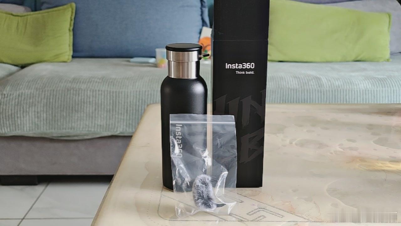 数码产品里第一次买影石的东西，就是这个水墨屏麦克风。在使用过程中防风毛套断裂就和影石反映了一下，买了两个月了，直接补发了一个新的。无论是中间的信息回复，电话联系，速度快，服务态度好。有冲着数码界胖东来去的服务感，自己买的数码产品里售后这么让人舒服的影石排第一，适马排第二。还送了一 ​