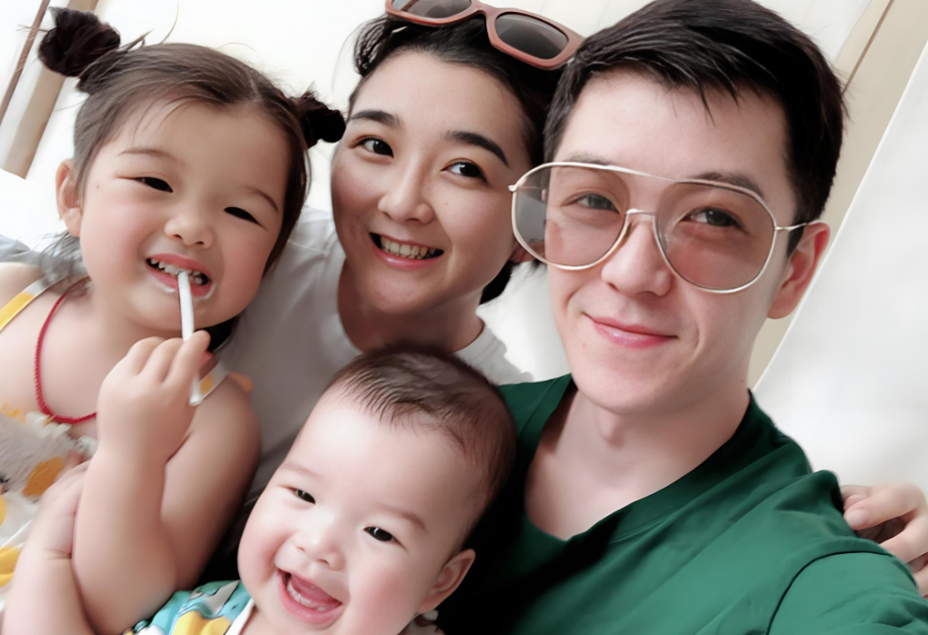 2017年，王栎鑫对怀孕妻子说：生完二胎去找你最爱的人吧！吴雅婷愣住，以为王栎鑫在和他开玩笑，但王栎鑫却一脸认真。那一晚，两个人隔着一道墙，各自睁着眼睛躺到天亮，谁也没有再说一句话，好好的婚姻就突然变成了这样 
 
这段流传的深夜对话没有找到可靠的原始记录，不能直接当作事实。真正有公开资料可查的，是