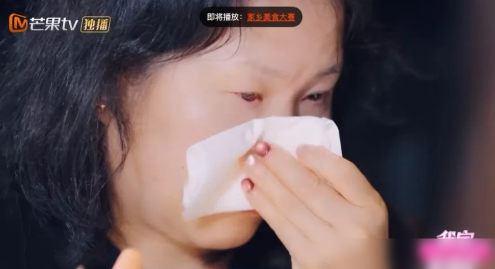 我不是你养大的，我是队里养大的。奥运冠军张家齐当着镜头，给亲妈撂下这句。
《我家那闺女2026》里，母亲肖杰问她：你反感我吗？她眼皮没抬：我反感你，还补了句不合格的妈妈。4岁练跳水，7岁住专业队，12岁进国家队，童年缺席是事实。母亲解释想让她过得更好，她怼回去：你把自己说得这么高尚啊。母亲沉默，冒