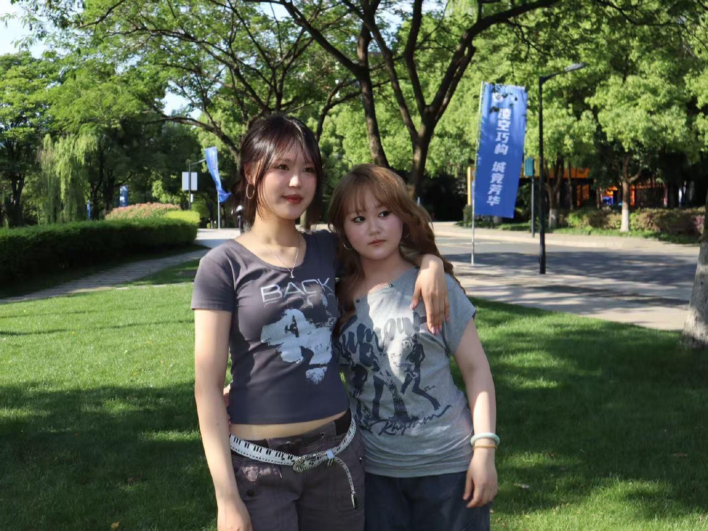 我靠完全李湘搂着王诗龄 ​