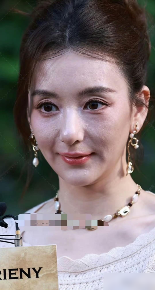 方媛踩高跟给郭富城过60大寿，生图一出来，评论区直接吵翻了。
脸圆了，泛油光，一脸没睡醒的倦容。有人截图逐帧分析，说豪门阔太也不过如此。可另一拨人怼回去：三胎刚生完，这状态还挑？
更绝的是名媛刘子仪发合照，只精修自己和闺蜜，把郭富城方媛原图直出。被发现后，偷偷删了。
郭富城没吭声。转头被拍到亲