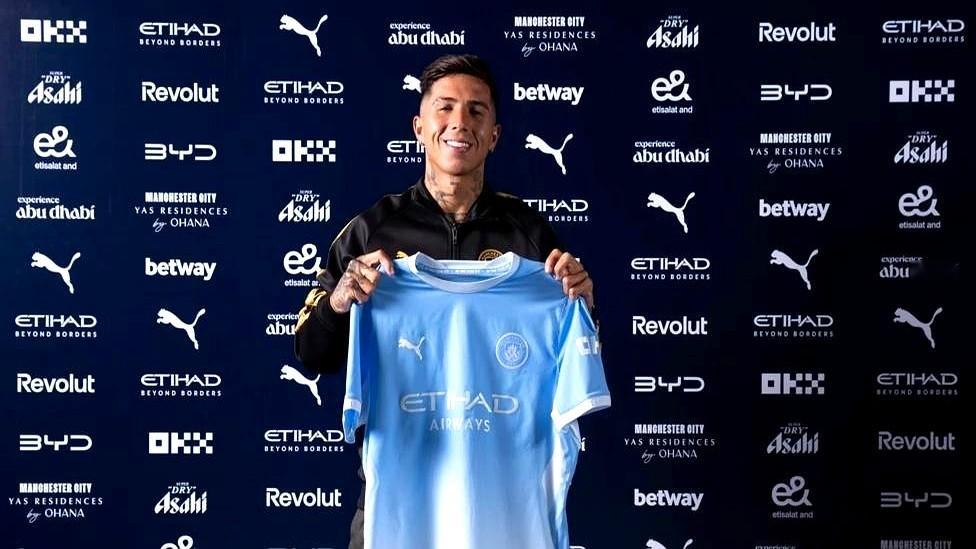 一个人换两次东家，光转会费就砸了超过两亿英镑！

2026年9月转会窗刚关，曼城直接拍出1.25亿英镑。

这笔巨款直接砸向了切尔西的中场恩佐。

这身价硬是追平了英国足坛的转会费纪录。

恩佐前几年去切尔西时就花了一亿多英镑。

这三年半他交出了31球30助攻的数据。

这次曼城主帅马雷斯卡点名要