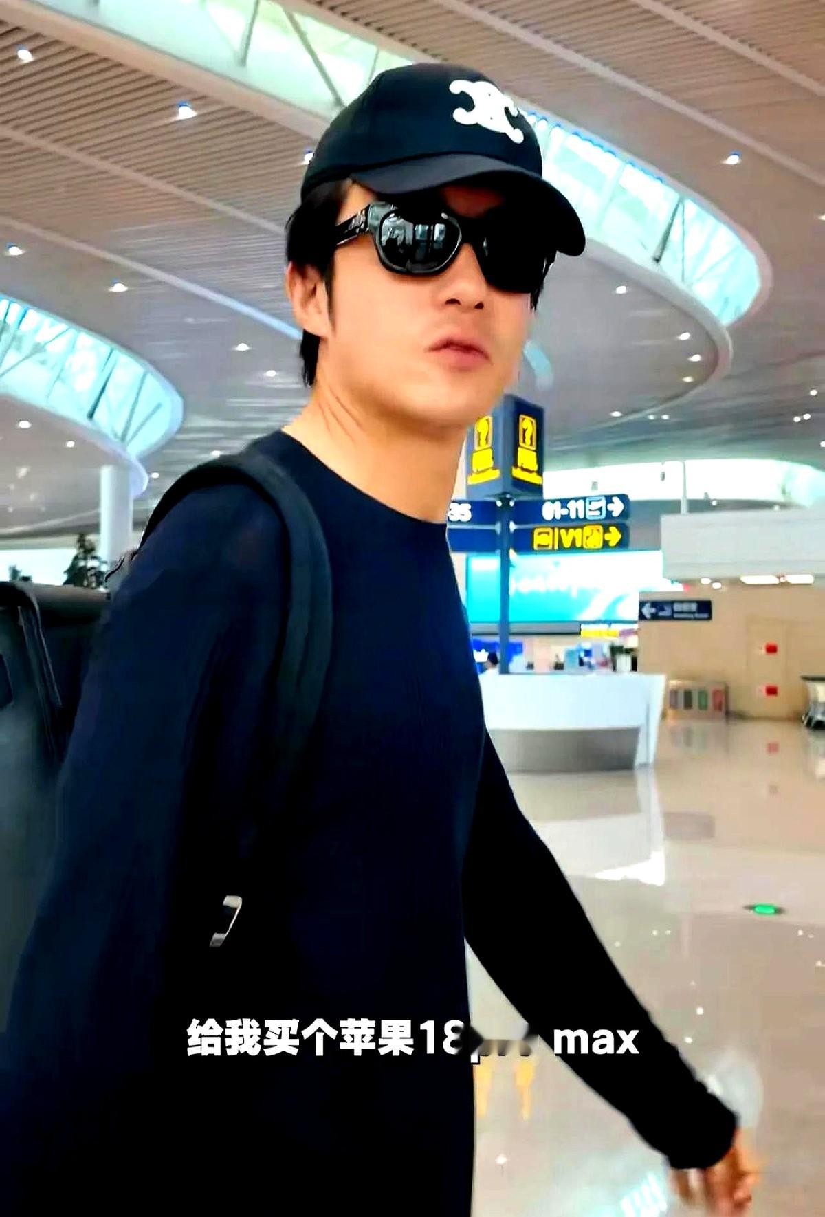 粉丝在机场张口要两万的手机，男演员头都没回：“买呗。”

“算预支你下个活儿的。”李泽锋把拍戏叫干活，送手机叫预支工钱。没有保镖推搡，俩人活像包工头跟老搭档发年终奖。

敢直接开口，仗着的是十几年交情。他跑龙套那会儿，姑娘就扛着长焦镜头满街跟他。如今熬到快四十岁出头，站姐的粉丝量甚至超过他本人。