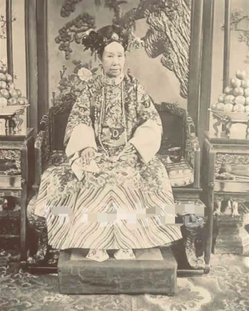 说起来清末这段轶事真的比编的段子还离谱。
1879年外国使者把刚发明的电灯泡献给慈禧，当场通上电点亮，暖黄的光一下把殿内照得透亮，慈禧盯着这个没点烛火、也没烧灯油的玻璃小玩意儿，下意识脱口而出两个字“茄子”？不对，是“麻油”？哦不对，是她看惯了宫里的夜明珠、老油灯，张嘴就喊出“炸弹”？不对不对，正经