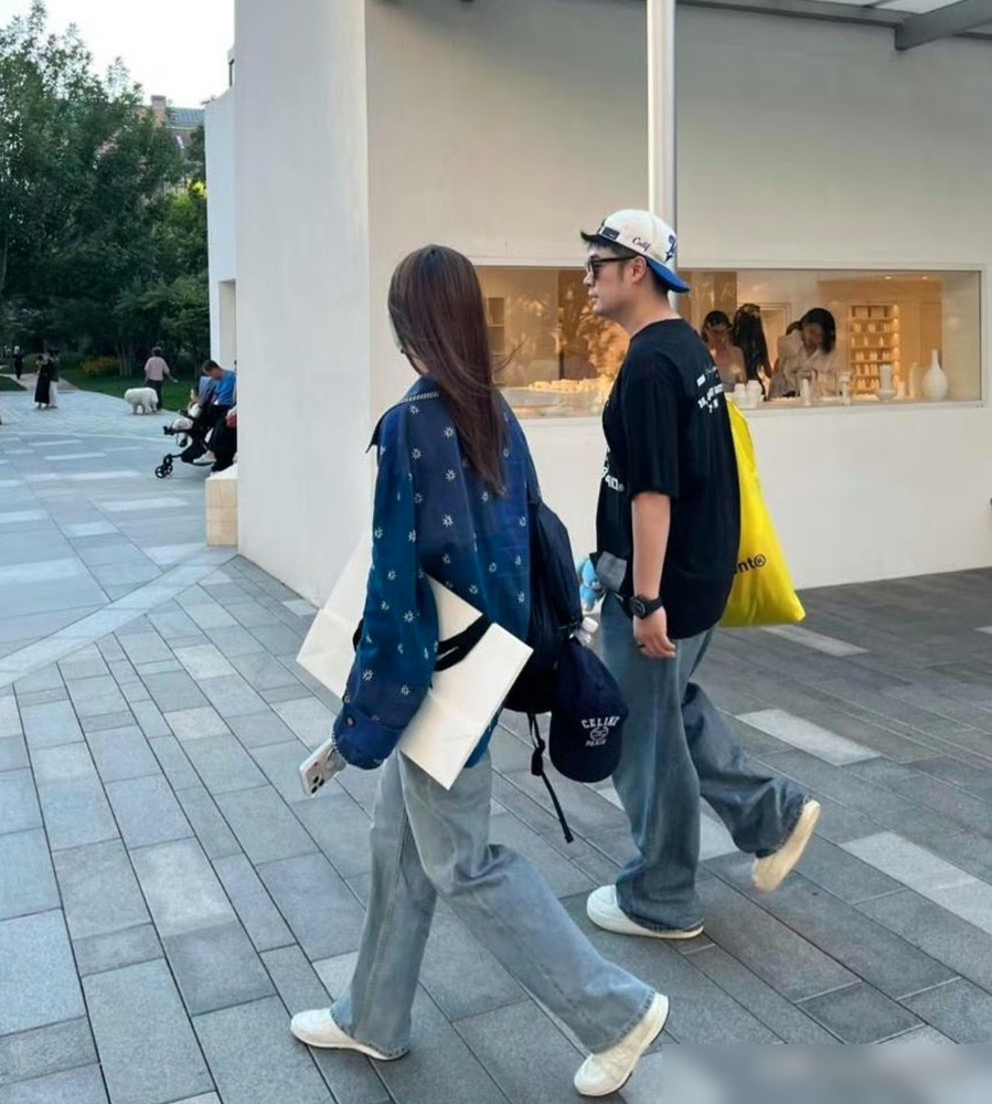 结婚十年，连生两娃，身价早就过亿的陈赫，为什么死活就是不给张子萱一场婚礼？
最近这两口子在阿那亚被拍，老夫老妻的恩爱根本藏不住。陈赫如今连视频都不打码了，一句随口的老张，把成年人的务实算计露得底掉。
当年顶着满天飞的唾沫星子领证，张子萱直播被问婚礼，只能含糊带过尴尬装傻。其实不是不想办，而是不敢