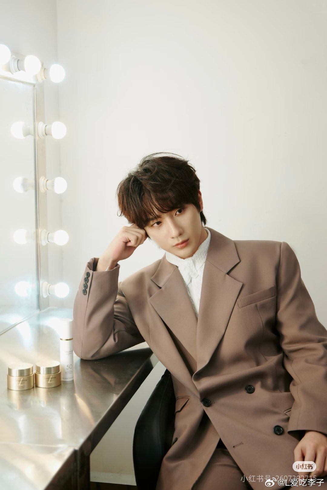 #李宏毅薛回文# lhy#李宏毅岐凤殷#
每当夜深人静时，我总会在心里和你说话，仿佛你就在身边。这种痴情，或许旁人无法理解，但于我而言，却是生命最美的状态。​