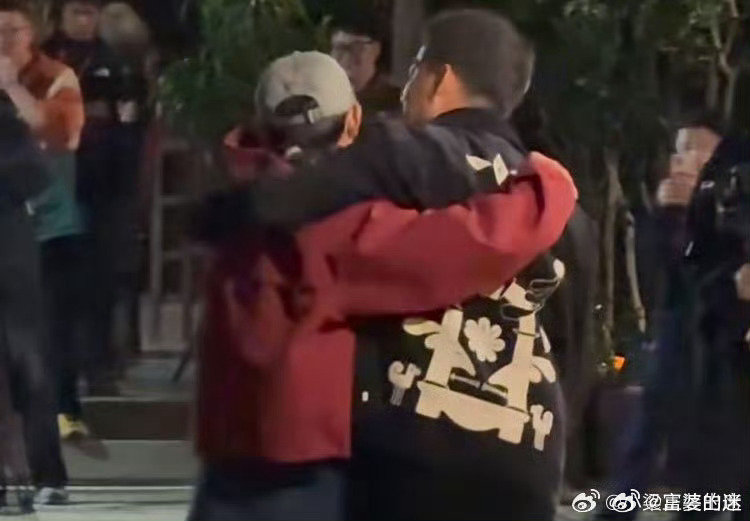 #何炅黄磊回乌镇蘑菇屋了##乌镇戏剧节# 院里那盏灯一开，我起了一身鸡皮疙瘩，回忆杀来得猝不及防~~ ​