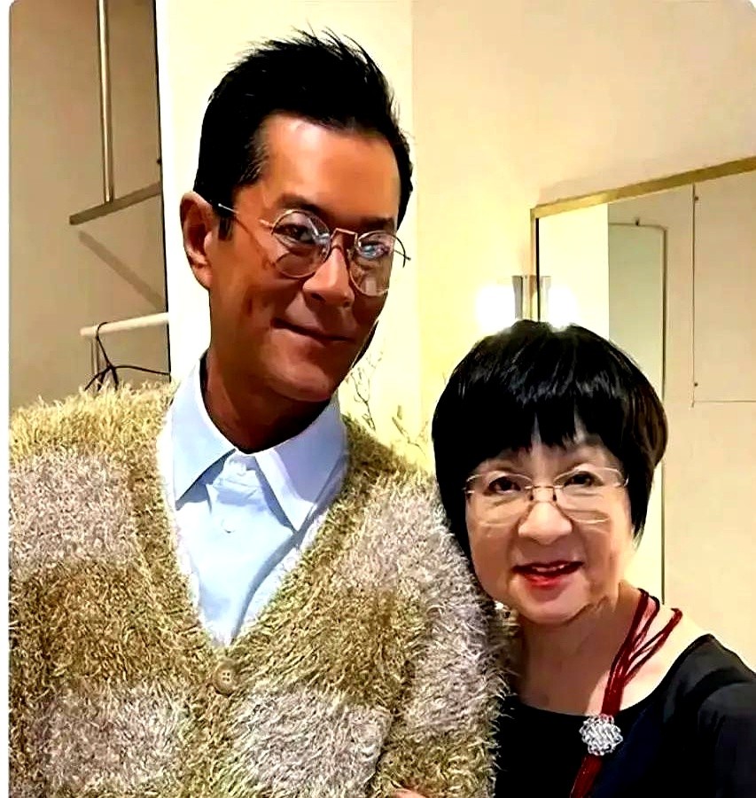 为了让老婆随时吃上樱桃，张若昀直接在院子里刨土栽了片果林。

翻开他的手机备忘录，密密麻麻全是唐艺昕的习惯。第六条第七条，死死咬着“她爱吃樱桃”“留出二人世界”。不玩虚的，全来真的。

别人谈恋爱靠嘴巴输出，他靠死磕细节。盯住她爱笑的脾气，推掉应酬带她到处转，最后硬是把备忘录里敲下的字，一砖一瓦砸成
