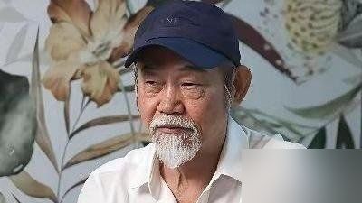 成龙开到400万，元华愣是没接。转头跑陈思诚剧组，拿了45万。
不是跟钱有仇。元华自己撂了实话：岁数到了，高难度动作真拼不动了，怕砸了人家招牌。
更狠的是第二句。他说今天要是接了这400万，行价就立起来了，往后谁还找你？客串五分钟拿45万，这是市场价，心里踏实。
老武行算账，算的是往后十年。不