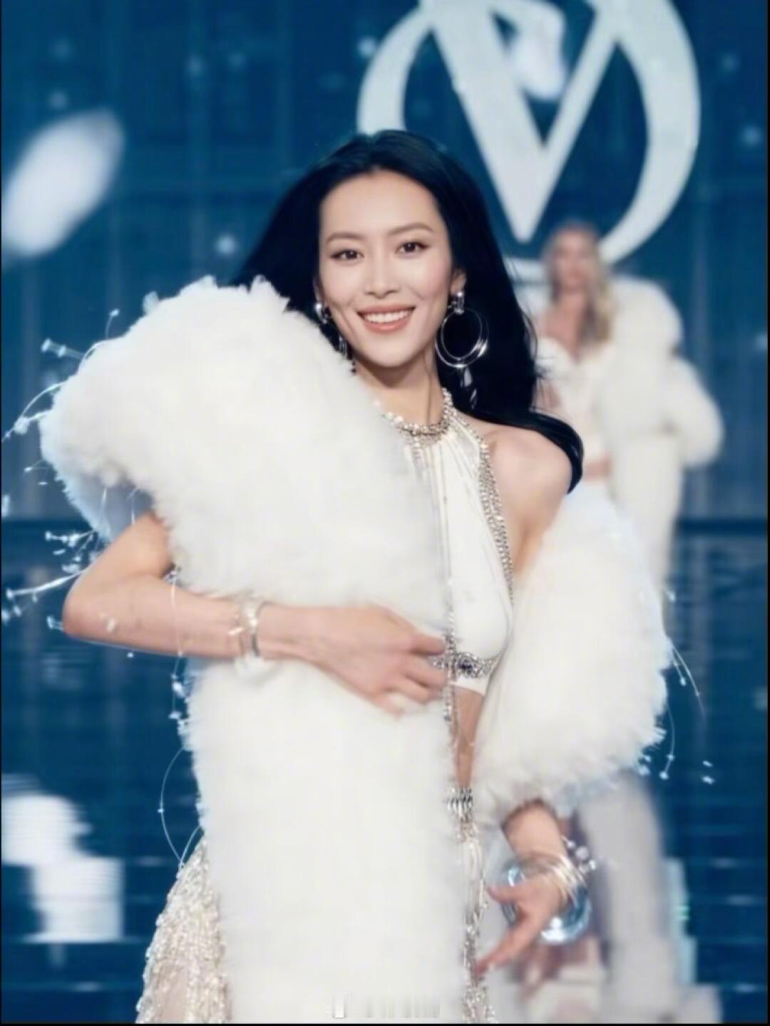 #刘雯维密回归太权威了#
严肃感受顶级超模的自信与从容[点赞][点赞][点赞]
图二的笑容绝美 光彩夺目！！ ​