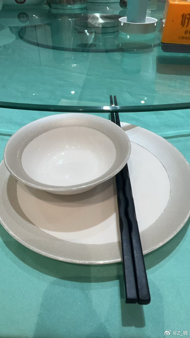 这就是我的七夕
快到家了的暴雨⛈️
自己动手的面条蔬菜
中午明明晴空万里
还有因为奶奶医保问题被某个不是人的东西气到全身发抖
㊗️所有的报应都反噬到她自己身上，不要牵扯到她的子女。 ​