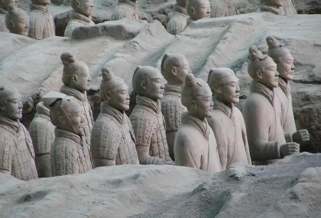 很多人一讲兵马俑，就是阴兵借道、外星人超导，越说越玄。可只要你认真看过坑里挖出来的东西，只会得出一个让人后背发凉的结论：秦始皇灭六国，靠的根本不是什么神兵天降，而是两千多年前一套精密到可怕的 &34;系统&34;。六国输得一点都不冤。
 
那一套“系统”的核心，就藏在工匠名字里。
 
一个叫“丙”的工师，正蹲在