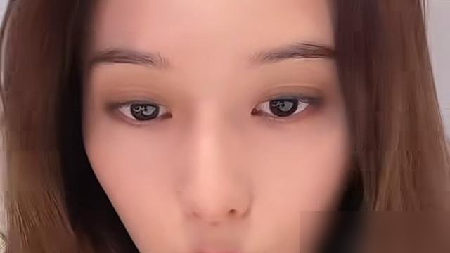 徐艺洋直播里直接掀了底牌，孩子是她2024年自己剖的，男孩，中国籍。没有代孕，没有龙凤胎，就一个。
网友之前传得神乎其神，什么美国产检、什么双胞胎，全给否了。她说疤痕位置低，穿比基尼都看不见。
最绝的是黄子韬在旁边插嘴，反问“谁会每天跟陌生人分享自己家里的事”，徐艺洋直接给他闭麦了。
拖了快两