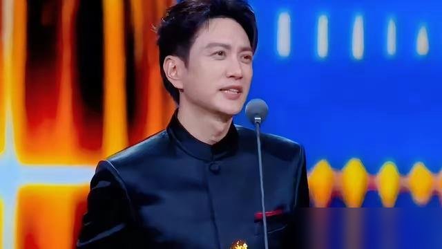 43岁拿飞天视帝，全场没一个人说“爆冷”。别人领奖念稿子，他站台上脱稿聊了四分钟，台下愣是没人玩手机。
王仁君这次凭《浴血荣光》里的青年毛泽东拿奖，收视率最高冲到3.185%。这是他第五次演同一个角色，从《古田军号》到《问苍茫》，一张脸磨了快十年。
最狠的是他那句获奖感言：演先辈不是为了复刻一张