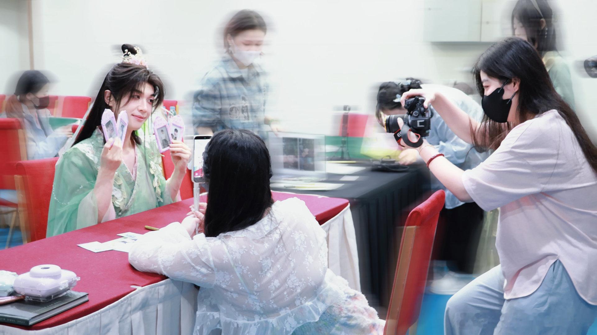 若：她是金弦女儿
🍑：谁是金弦女儿
米：我是！（0秒反应脱口就出） ​