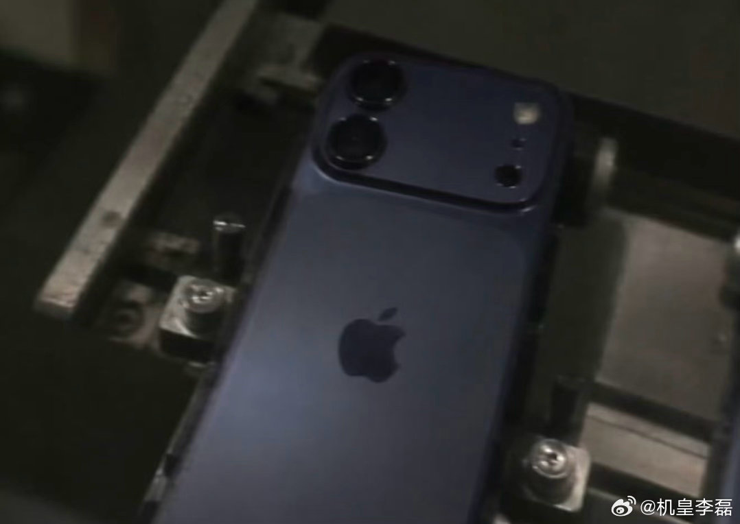 网传iPhone 18标准版有白色、粉色、深蓝色三个配色，背面据说采用横向大矩阵双摄Deco，非常期待#周芙已经认出了魏娆才是亲生女儿# ​