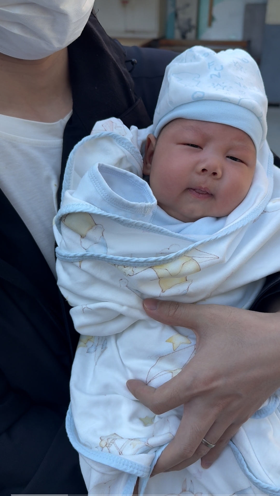 我的大外孙是不是特别招人疼？小脸圆滚滚肉嘟嘟的，活像个软乎乎的小佛爷。

今天我