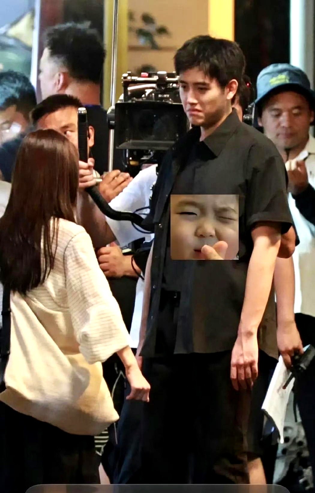 男演员顶着双下巴大摇大摆进组，女演员多吃口米饭都要上热搜挨骂。

陈飞宇最近拍戏的路透图传出来，下颌线糊成一团，脸颊肉往下掉，体态臃肿。结果呢？评论区一片岁月静好，该拍戏拍戏，该拿片酬拿片酬。

换成赵露思试试？女演员哪怕只是镜头前显出一点婴儿肥，或者妆造没弄好，热搜榜上立马能挂上三天三夜。几十万人