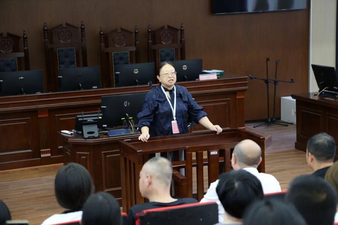 金秋送爽，逐梦启航。为帮助2026级本科新生快速适应大学生活，明晰法学专业学习路径，做好大学阶段成长规划，燕京理工学院法学院召开2026级本科新生见面会。学院党总支书记李斌、副院长袁泉出席本次活动，学院辅导员、班导师及全体2026级本科新生参加会议。 ​