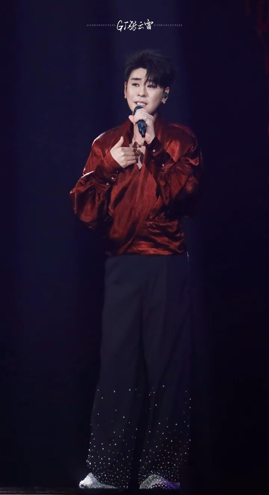 张云雷穿着真丝睡衣就上了南京奥体的台，台下两万人直接炸了。
没人敢这么干，他敢。睡衣挂身上，话筒一抬，京韵大鼓照敲，《期盼》照唱。跟龚琳娜合唱《挽红纱》，一个仙一个妖，台下尖叫声没断过。
1780的票一分钟抢空。这不是追星，是捧角儿。
从相声台子到万人体育馆，别人跨行要半条命，他像回自己家客厅