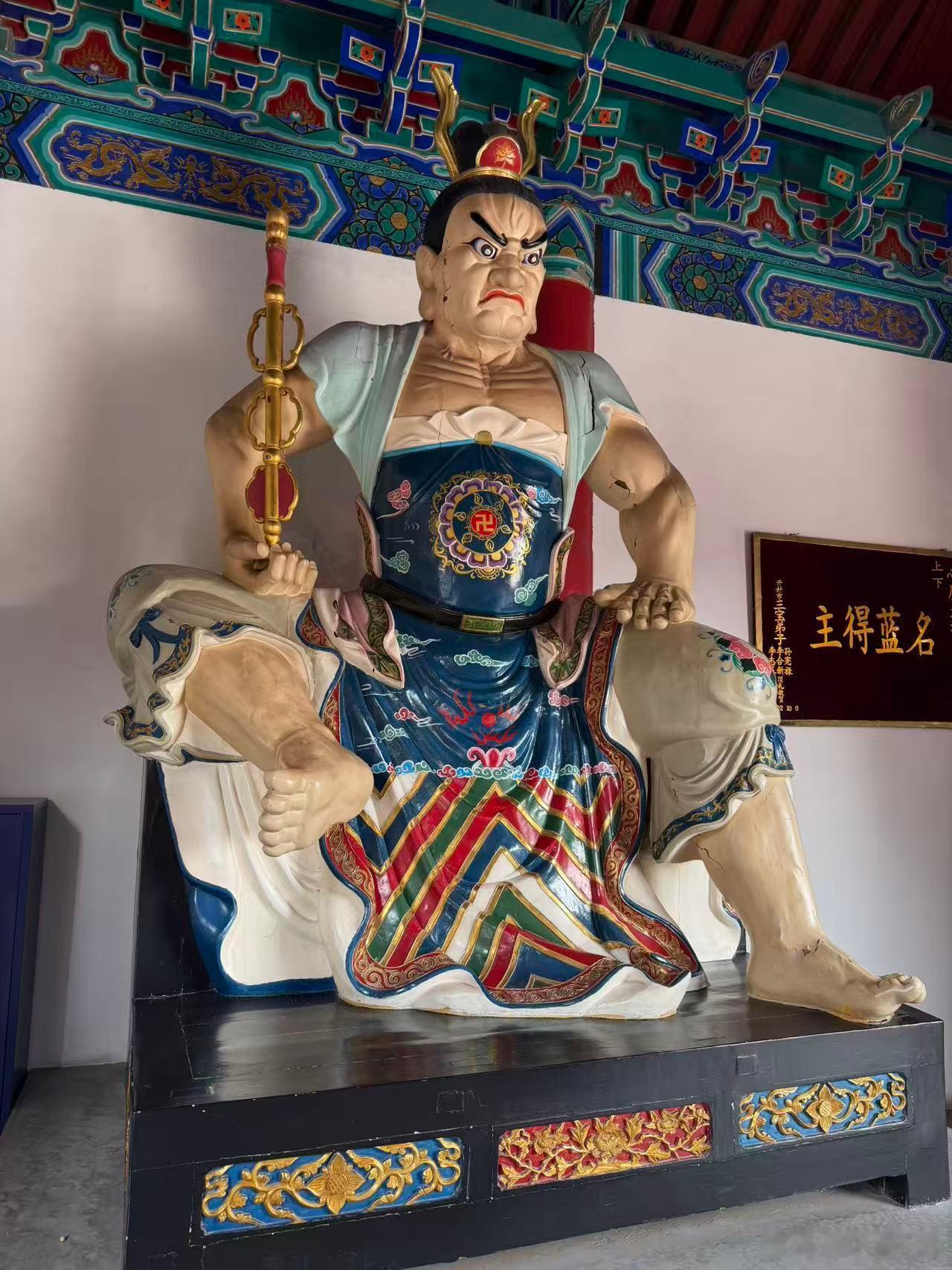 #微博[超话]##今日头条[超话]##文学名句汇总[超话]#  

                 《三咏人啊人！》

作者：吴枫（龙江作家. 笔名民声）

从古至今人啊人，降生啼哭死鬼神。
地是地来天是天，君是君来臣是臣。 ​​​
“硫饕”来钱如流水，亿万亿万“俩口”吞。
公平公正开玩笑，“资本”面前甭装神！
天下小哥 ​