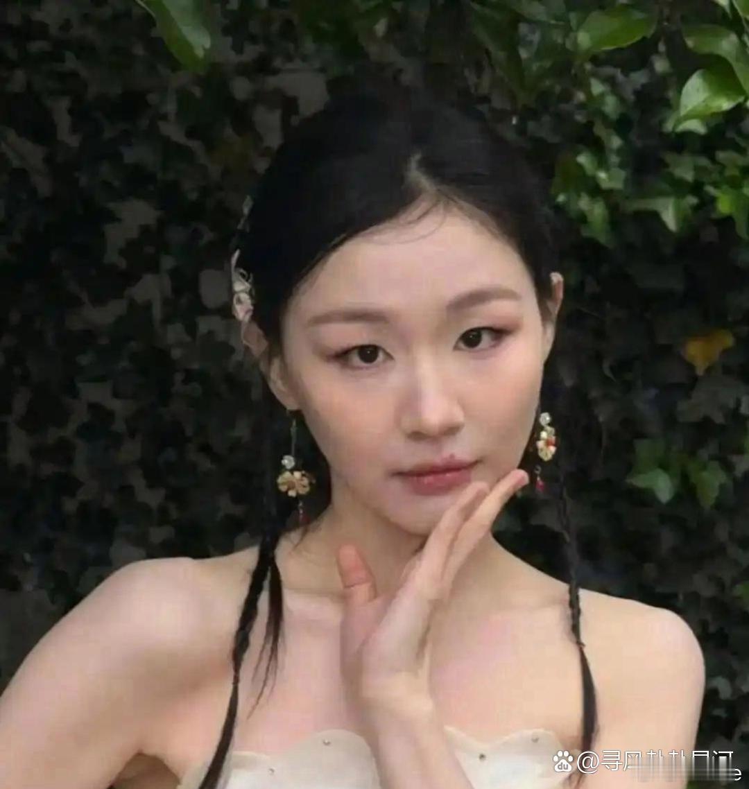 当着迪丽热巴的面，金靖脱口一句：“你好美，心好丑。”全场瞬间安静，热巴脸色也沉了下来。她立刻补补了一句：“我律师函准备好了哦！”一句冒犯的玩笑，当场转成自黑梗，反应速度快得惊人。 ​