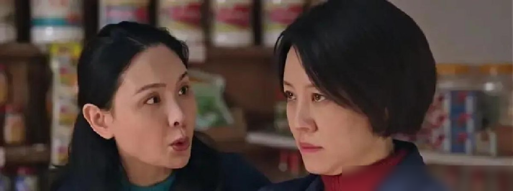 结婚20年的真夫妻，居然在戏里把对方坑惨了！
郭晓东和程莉莎新上央视黄金档的《生逢其时》，郭晓东演单亲爸爸相亲，程莉莎演爱凑热闹的女邻居，一出手直接把相亲搅黄了。
戏里针锋相对拆台，戏外是恩爱快20年的老夫老妻，首播当晚收视率直接冲全国第一，观众都说这是全剧藏得最深的彩蛋。
俩人演对立完全看不