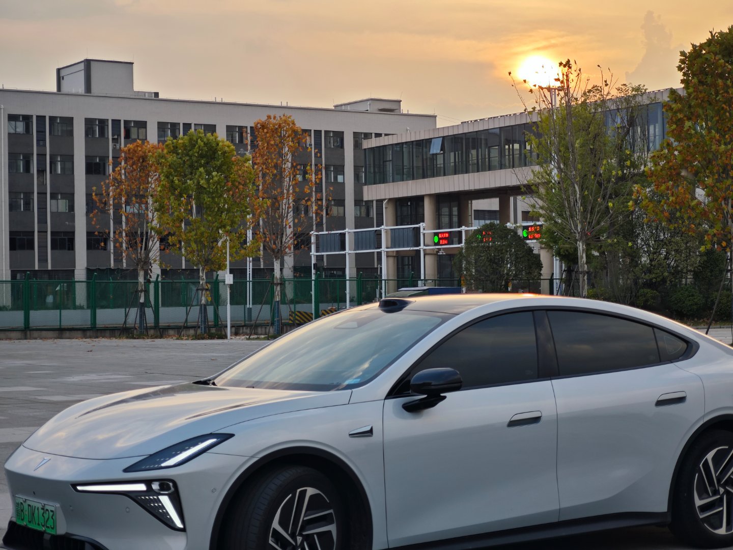 国庆开深蓝L06出门自驾，跑了一趟郴州，全程一百六十多公里。高速路段用智驾辅助，跟车、车道保持很稳，长时间开车轻松不少。
出发电量10%，中途服务区快充补能，充电速度符合预期。整趟下来能耗记录很直观，电车长途没有想象中麻烦。沿途看了丹霞山景，车子好开又省心，国庆出游这趟自驾体验很棒。 ​