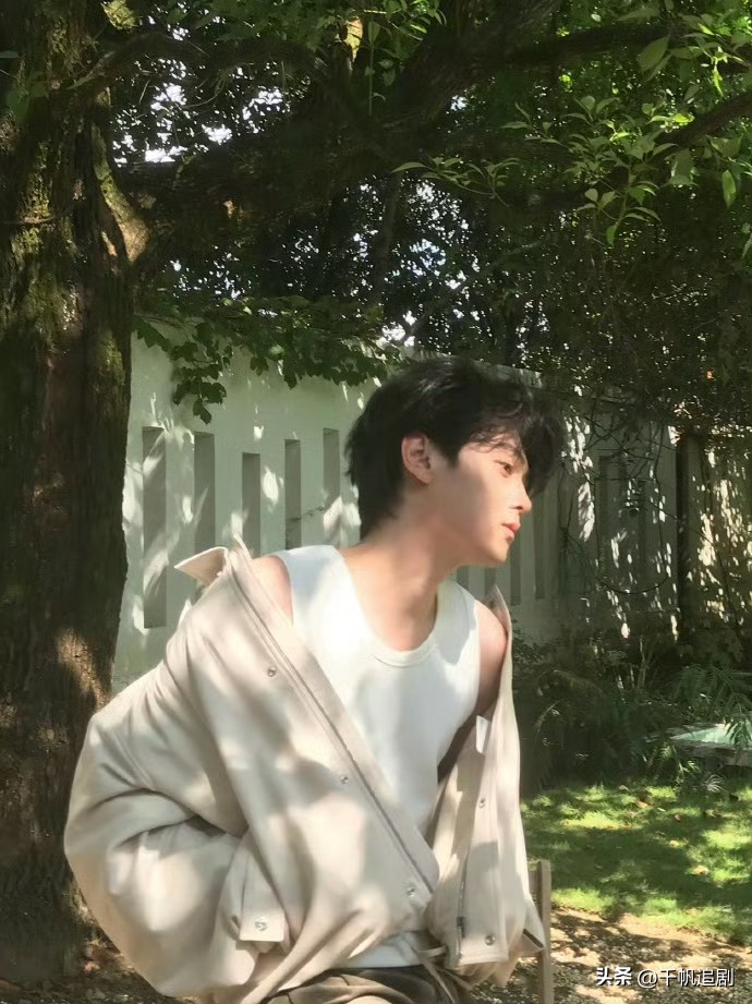 田栩宁｜温柔慵懒的男友系周末随拍💛
 
谁懂啊！田栩宁这组周末六宫格随拍真的暧昧感拉满，温柔到心坎里了✨
 
完全是私藏的女友视角氛围感，没有刻意摆拍的生硬，全是松弛又治愈的日常慵懒感。柔软的阳光铺满房间，少年窝在床榻上，简简单单的老头背心外搭一件松弛外套，戴着耳机沉浸在自己的小