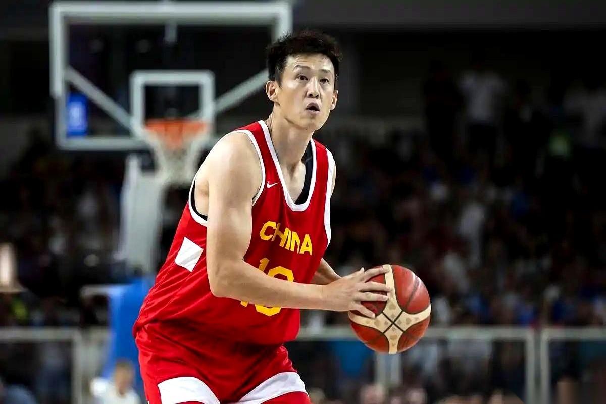 一份关于广东宏远男篮休赛期操作的网传消息，直接把这支老牌冠军球队眼下的残酷处境摆上了台面。没有温情脉脉的告别，也没有皆大欢喜的重逢，只有三条冰冷的硬结果：功勋老将周鹏的回归合同彻底谈崩；杨腾飞、李苑鑫两名内线试训生直接卷铺盖走人；而身高最不占优的徐杰，这回结结实实地坐上了核心后卫的第一把交椅。
老将