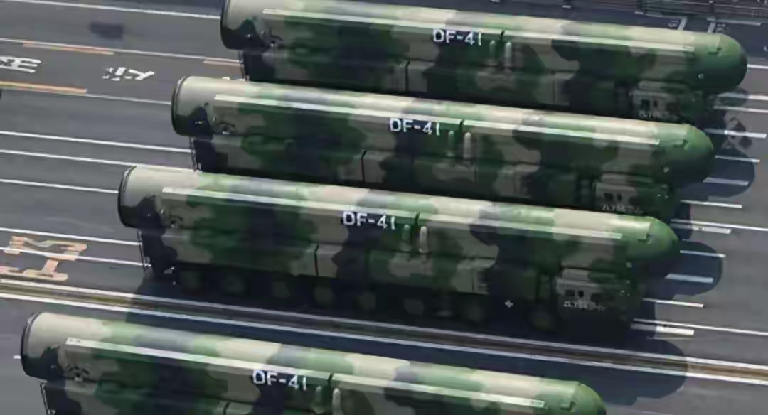 特朗普称正与中俄磋商无核化问题，外交部：中国核力量同美俄完全不在一个量级？
这背后，是一场赤裸裸的话术陷阱。

特朗普为什么突然提“中俄无核化”？真的是为了世界和平？别天真了。看看数据就明白：美国现役核弹头约3700枚，俄罗斯约4400枚，而中国始终维持在最低威慑水平，连美俄的零头都不到。让一个“轻
