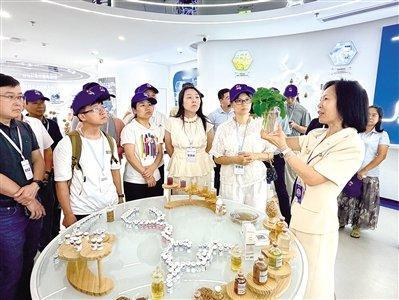 【全省90名劳模工匠沉浸式参加“粤工实训”】8月15日、18日，广东省劳模工匠协会开展“粤工实训·劳模工匠专场”活动，分两批组织90名来自全省各地的劳模工匠研学，沉浸式体验“岭南文化+低空领航”和“生物发酵美妆科创+AI算力智慧城市”两大省级产业工人特色实训路线。劳模工匠先后走进广州茶博馆、亿 ​