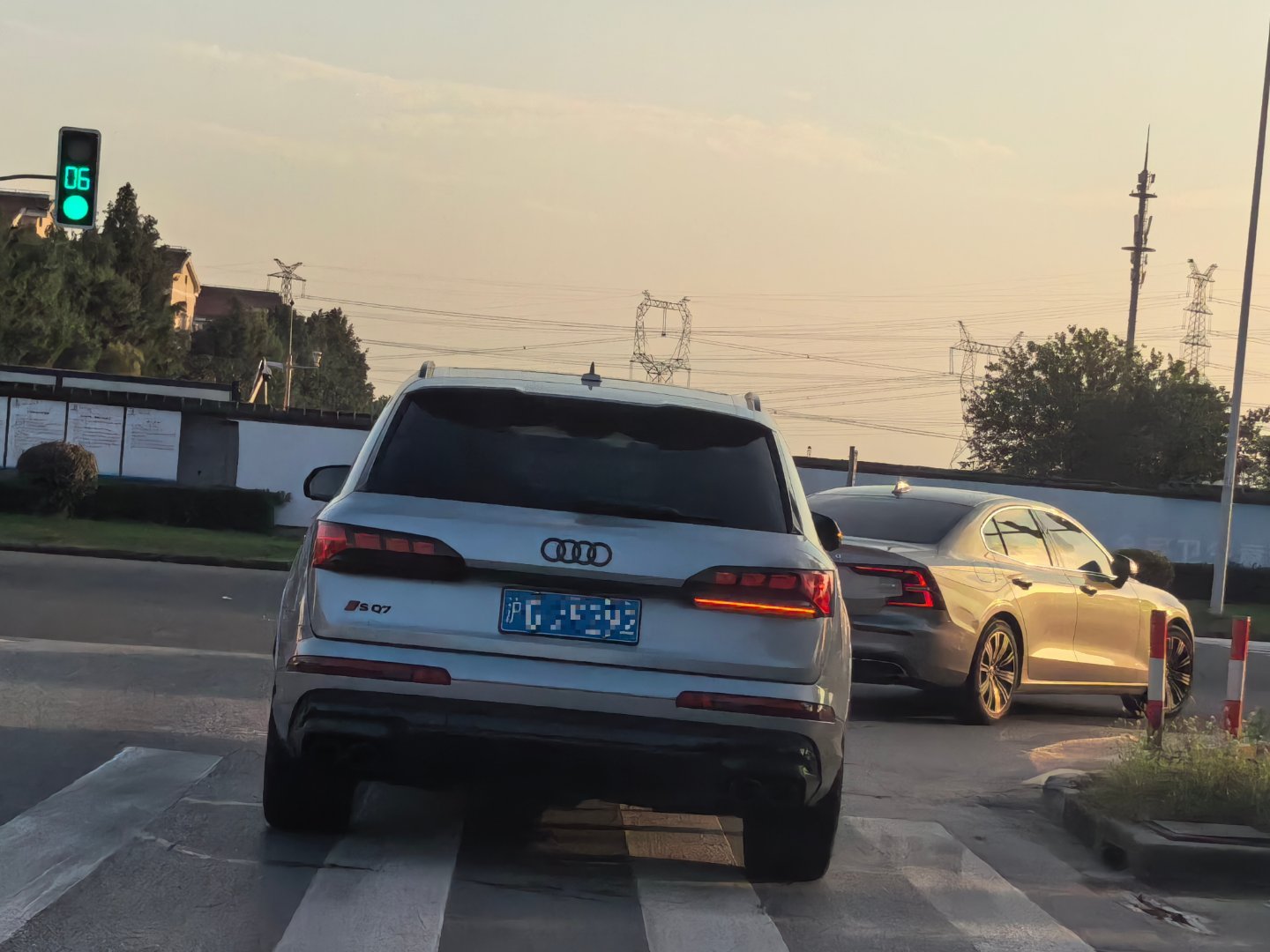 高中时候，我家买了一台奥迪A6，然后我的同桌跟他爸讲了，不久后就看到他家提了一台奥迪Q7

那时候心想，真可恶啊，家里有矿…

今天看到SQ7，瞬间回忆起来了，一看，都快过去20年了… ​