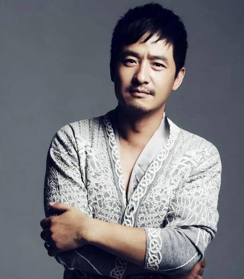 演员郭晓东说：“当年，上大学时，我们班女同学但凡要出去拍广告，去跟崔老师报备的时候，崔老师都会说，必须得带着郭晓东，否则的话，你们全部都不准出去。

第一次接到“搭伙拍广告”的通知时，郭晓东正蹲在宿舍楼下啃冷馒头，裤脚还沾着前一天做兼职蹭到的灰。

他慌慌张张抹掉嘴角的馒头渣，找到约他同去的女同学，