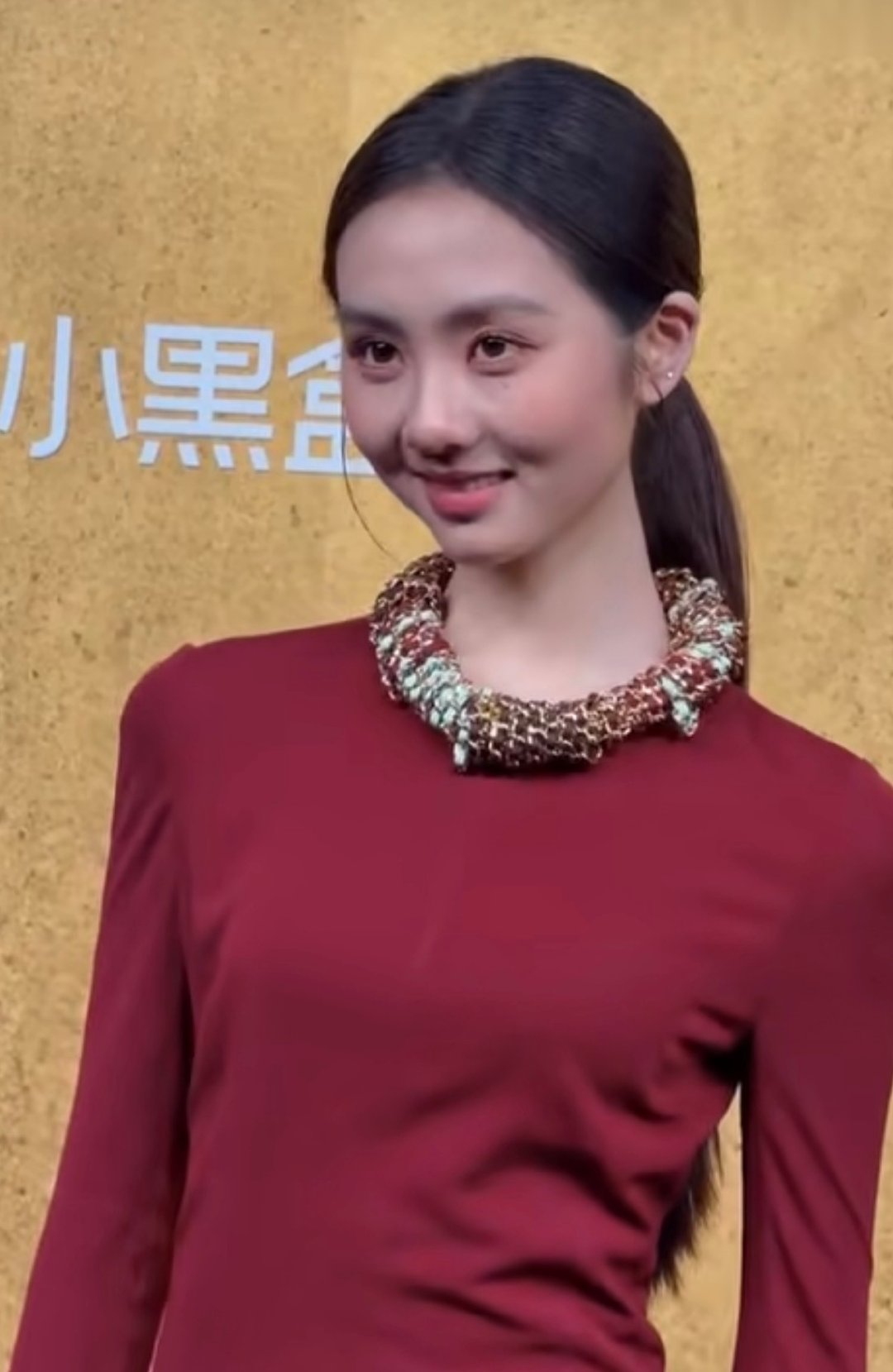 #黄多多正式进圈#
这个又笑又不笑的感觉很阴森啊，要么就甜美的笑，要么就高冷摆pose，实在不知道怎么笑微笑也可以啊，是真不太理解她家啥意思，不是一直都打算让她进圈的吗？久不久就弄个热搜刷存在感，但是好像又没有在相关方面好好培养她的样子 ​